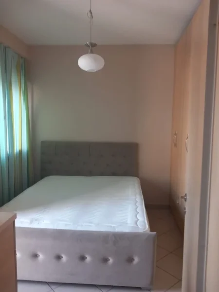 Jepet me qera Apartamenti 1+1  rruga e Kavajes prane Kompleksit Arlis , njesia 7 , 420 mije leke