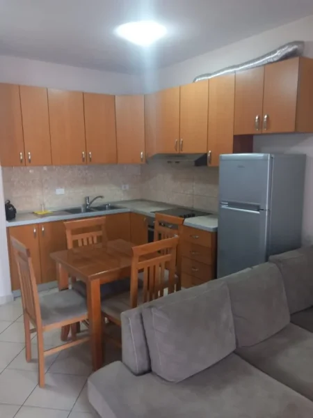 Jepet me qera Apartamenti 1+1 420 mije leke , rruga e Kavajes prane Kompleksit Arlis , njesia 7
