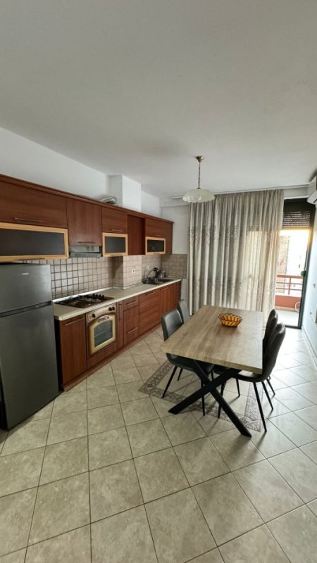 Jepet me Qera Apartament 2+1 i mobiluar te 21 Dhjetori