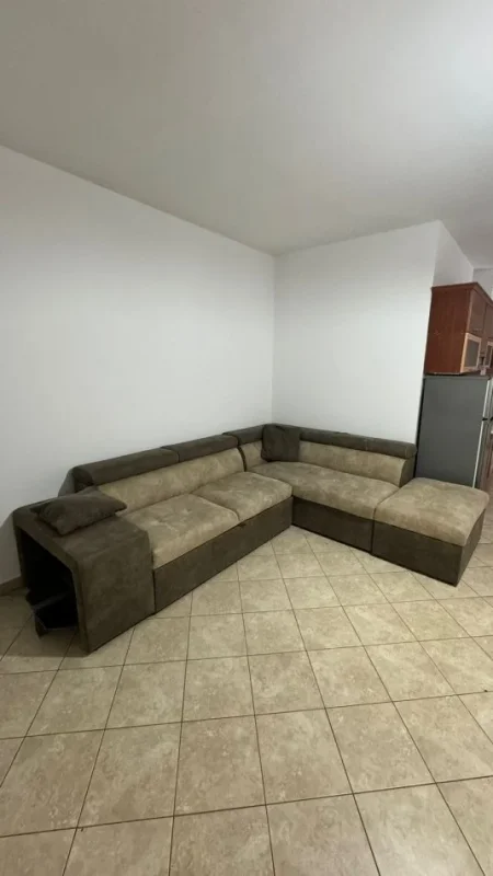 Jepet me Qera Apartament 2+1 i mobiluar te 21 Dhjetori