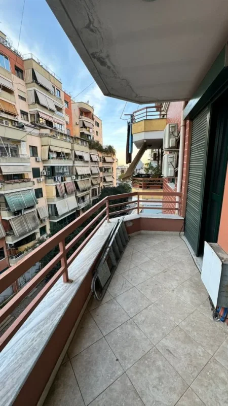 Jepet me Qera Apartament 2+1 i mobiluar te 21 Dhjetori