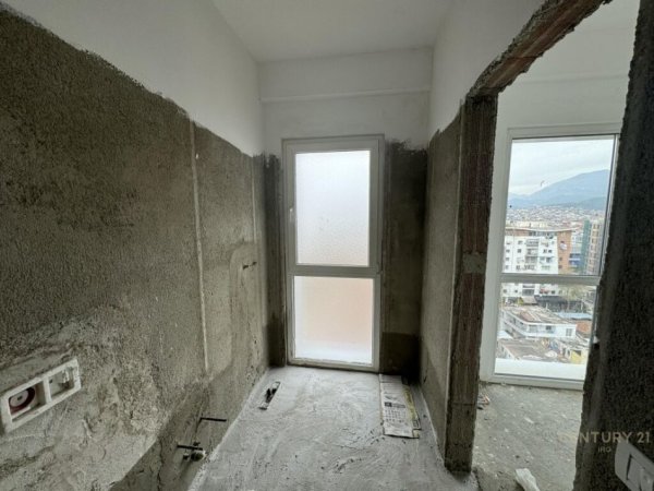 SHITET APARTAMENT 2+1+2 PRANE EMERALD CENTER !