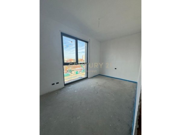 AKSES TIRANA, SHESIM APARTAMENT 2+1+2 ME POST PARKIMI !