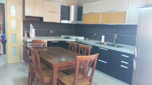 Rruga e Kavajes, prane qendres " GLOBE", 2+1, kati 8-te,  400€/muaj