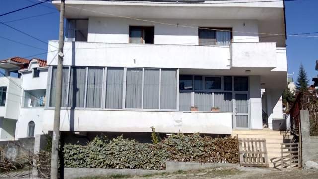 Tirane, Shitet Shtëpi/Ndërtesë 3-Kateshe mbi Vilat Amerikane. Sip. Truall 240 m² Njolla ndërtim 109 m2 Cmimi 250.000 Euro (Rr. 3-Vllezërit Konti-Tiran