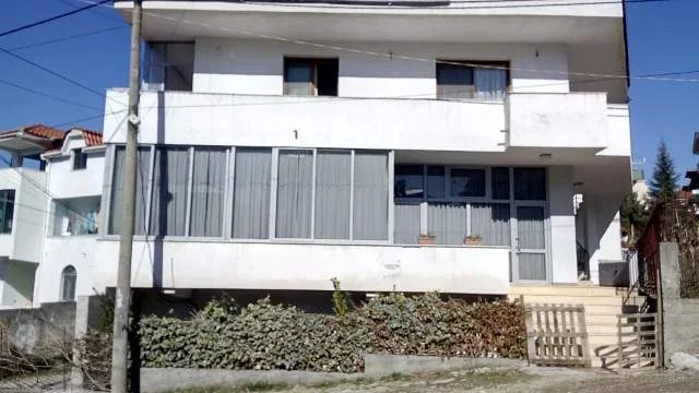 Tirane, Shitet Shtëpi / Ndërtesë 3-Kateshe mbi Vilat Amerikane, prane Sanatoriumit, Sip. Truall 240 m², Njolla ndërtim 109 m2,  Cmimi 495.000 Euro (Rr. 3-Vllezërit Konti-Tiran