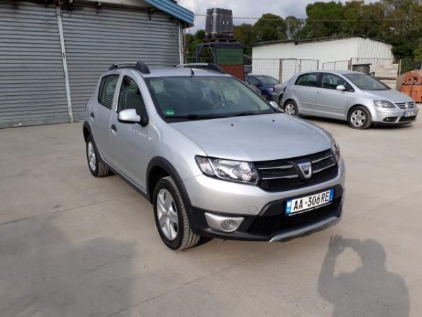 Tirane, jap me qera makine Dacia SANDERO STEPWAY Viti 2016,