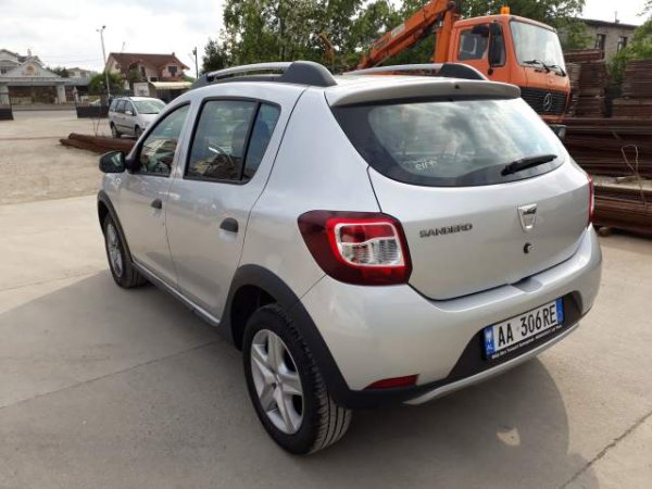 Tirane, jap me qera makine Dacia SANDERO STEPWAY Viti 2016,