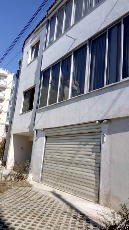 Tirane, Shitet Shtëpi/Ndërtesë 3-Kateshe mbi Vilat Amerikane. Sip. Truall 240 m² Njolla ndërtim 109 m2 Cmimi 250.000 Euro (Rr. 3-Vllezërit Konti-Tiran