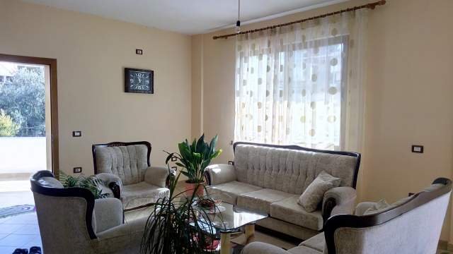 Tirane, Shitet Shtëpi/Ndërtesë 3-Kateshe mbi Vilat Amerikane. Sip. Truall 240 m² Njolla ndërtim 109 m2 Cmimi 250.000 Euro (Rr. 3-Vllezërit Konti-Tiran