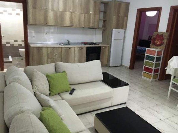 SARANDE OKAZION - apartament 2+1 per plazh  (per dy familje) te shetitorja e qytetit