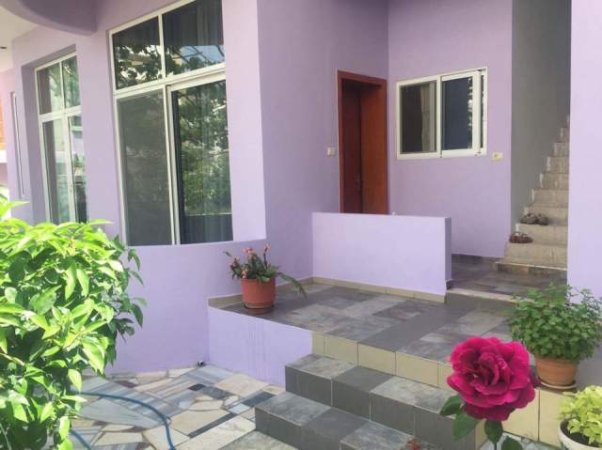 Sarande, jap me qera Vile Kati 1, 50 m² 3.000 Leke (Rr. Themistokli Bahima godina nr. 5 hyrja nr. 1)