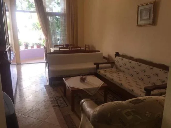 Sarande, jap me qera Vile Kati 1, 50 m² 3.000 Leke (Rr. Themistokli Bahima godina nr. 5 hyrja nr. 1)