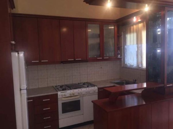 Sarande, jap me qera Vile Kati 1, 50 m² 3.000 Leke (Rr. Themistokli Bahima godina nr. 5 hyrja nr. 1)