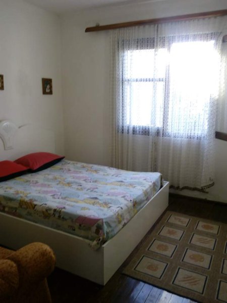 Pogradec, jap me qera shtepi me oborr, 2+1, 95 m² 2.000 Leke/nata (Rr. Kristaq Kacka, Tek kisha e vjeter, 3 min larg plazhit)