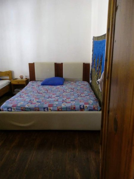 Pogradec, jap me qera shtepi me oborr, 2+1, 95 m² 2.000 Leke/nata (Rr. Kristaq Kacka, Tek kisha e vjeter, 3 min larg plazhit)