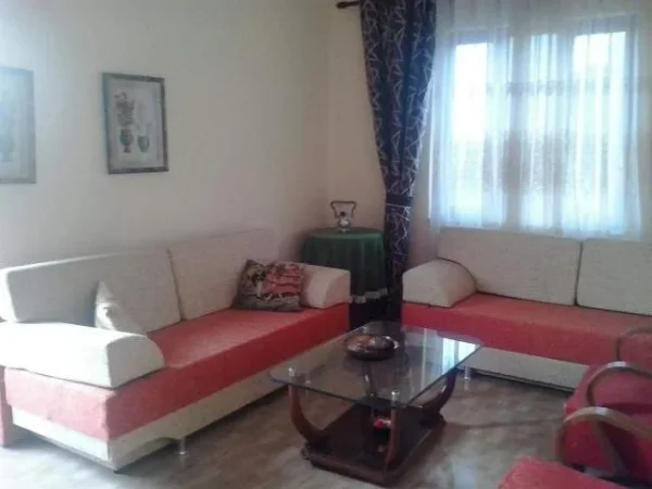 POGRADEC, jap me qera apartament 2+1+BLK 10 metra larg liqenit 100 m² (Perballe turismit, ne qender)