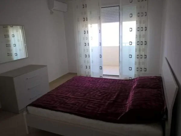Vlore, jap me qera Penthouse Kati 6, 70 m² 30 Euro (UJI FTOHTE)