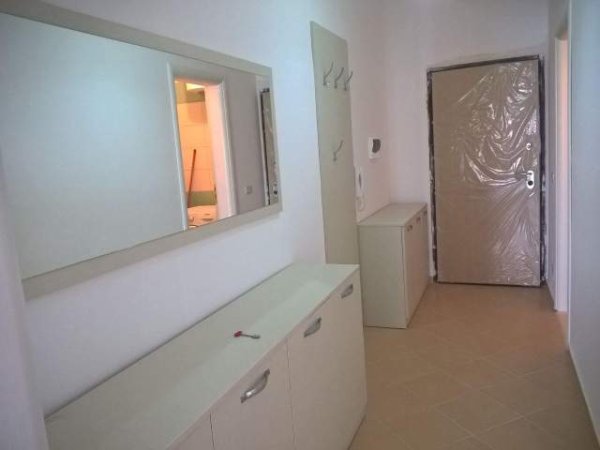 Vlore, jap me qera Penthouse Kati 6, 70 m² 30 Euro (UJI FTOHTE)