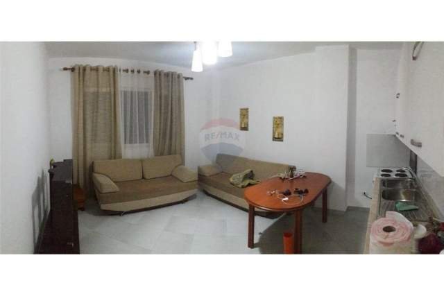 Tirane, jap me qera apartament 1+1+A Kati 3, 55 m² 300Euro (Liqeni Thate)