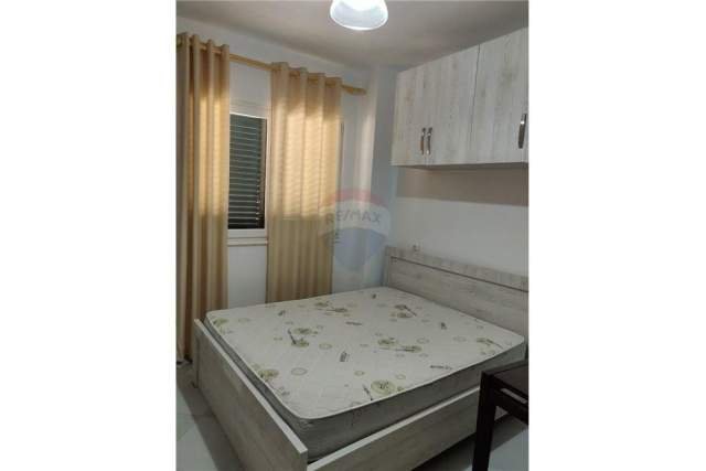 Tirane, jap me qera apartament 1+1+A Kati 3, 55 m² 300Euro (Liqeni Thate)