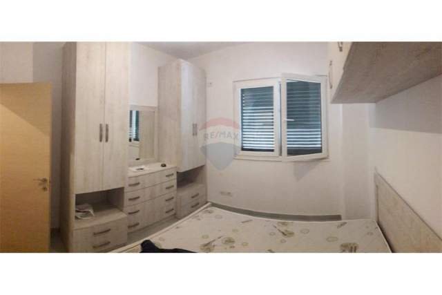 Tirane, jap me qera apartament 1+1+A Kati 3, 55 m² 300Euro (Liqeni Thate)