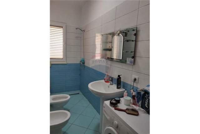 Tirane, jap me qera apartament 1+1+A Kati 3, 55 m² 300Euro (Liqeni Thate)