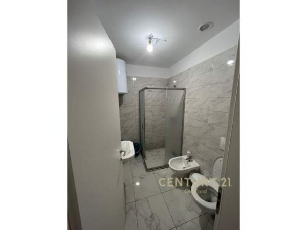 Tirane, jepet me qera apartament 1+1 Kati 8, 41 m² 350 Euro (Ish fusha e aviacionit)