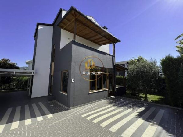 Tirane, jepet me qera Vile 3 Katshe Kati 0, 438 m² 2.500 Euro (TEG)