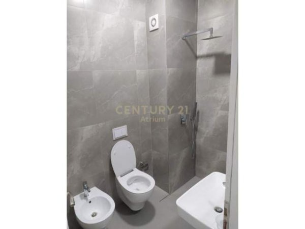 Tirane, jepet me qera apartament 1+1 Kati 7, 64 m² 350 Euro (QSUT)