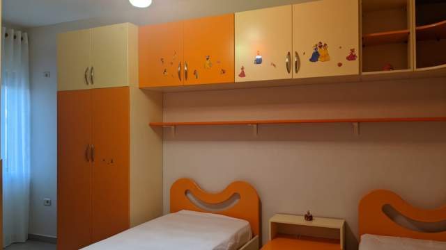 Tirane, jepet me qera apartament 2+1+A+BLK Kati 4, 112 m² 550 Euro (Rruga e Barrikadave, afer gjimnazit Sami Frasheri)