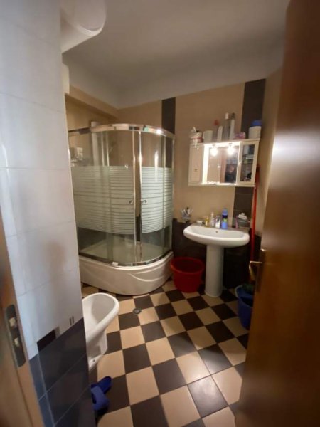 Tirane, jepet me qera apartament 2+1+A+BLK Kati 4, 112 m² 550 Euro (Rruga e Barrikadave, afer gjimnazit Sami Frasheri)