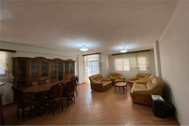 Tirane, jepet me qera apartament 2+1 Kati 10, 111 m² 450 Euro (komuna parisit)