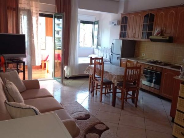 Vlore, jepet me qera garsonier 1+1+BLK Kati 2, 60 m² 25 Euro/nata (Blv."Ismail Qemali")