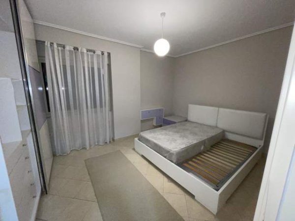 Tirane, jepet me qera apartament 2+1+BLK Kati 5, 110 m² 400 Euro (Bulevardi Zhan D'Ark)