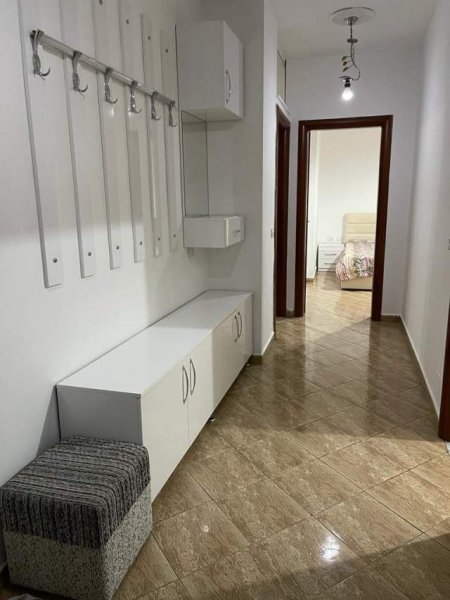 Tirane, jepet me qera apartament 1+1+BLK Kati 2, 73 m² 350 Euro (Rruga e Barrikadave)