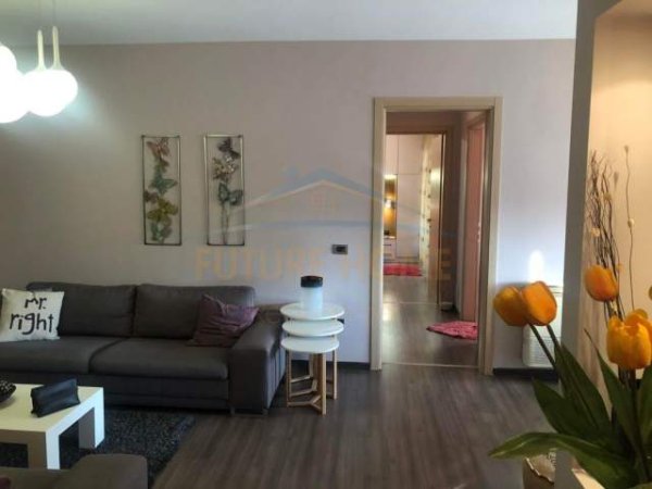 Tirane, jepet me qera apartament 2+1+BLK Kati 3, 104 m² 450 Euro (Pallati me shigjeta)