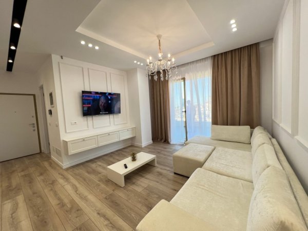 Jepet Apartamenti 2+1+2+Verandë për Qera- Pranë Stadiumit Air Albania