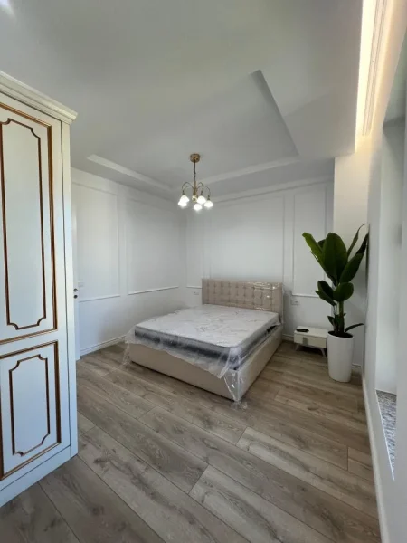 Jepet Apartamenti 2+1+2+Verandë për Qera- Pranë Stadiumit Air Albania