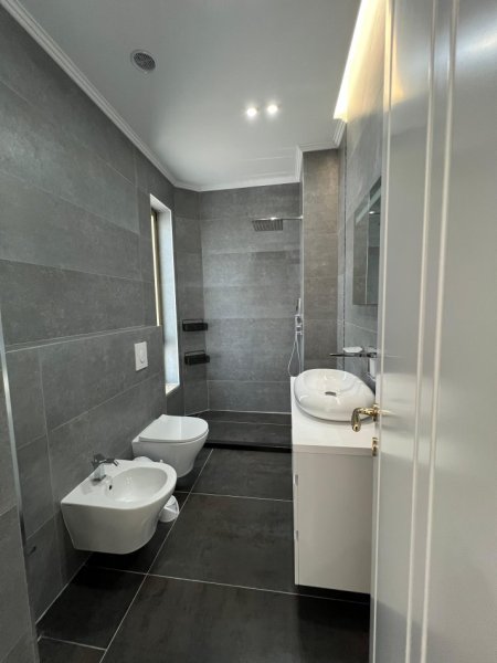 Jepet Apartamenti 2+1+2+Verandë për Qera- Pranë Stadiumit Air Albania