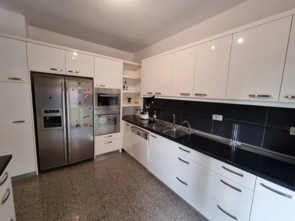 APARTAMENT ME QERA,SAUK,1.600 EURO.