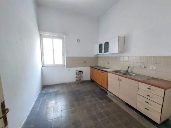 Shitet apartament 3+1 prane Shkolles Eftali Koçi, Durres