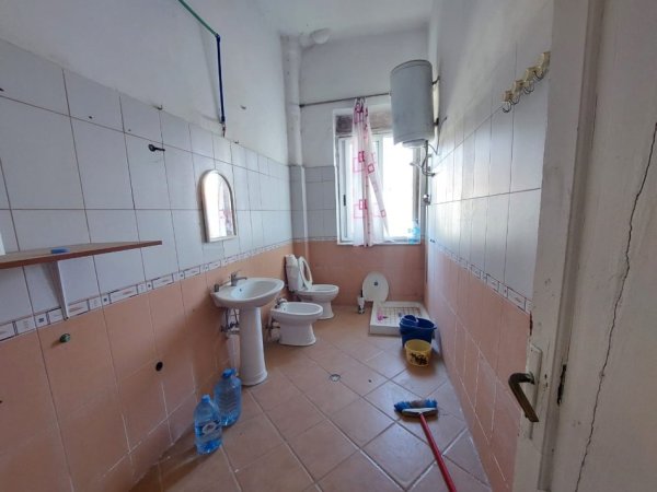 Shitet apartament 3+1 prane Shkolles Eftali Koçi, Durres