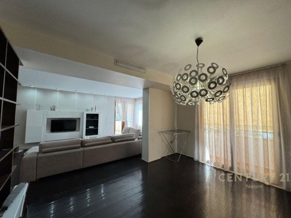 Jepet me Qira Apartament 2+1+2 me Post Parkimi tek Komuna e Parisit !