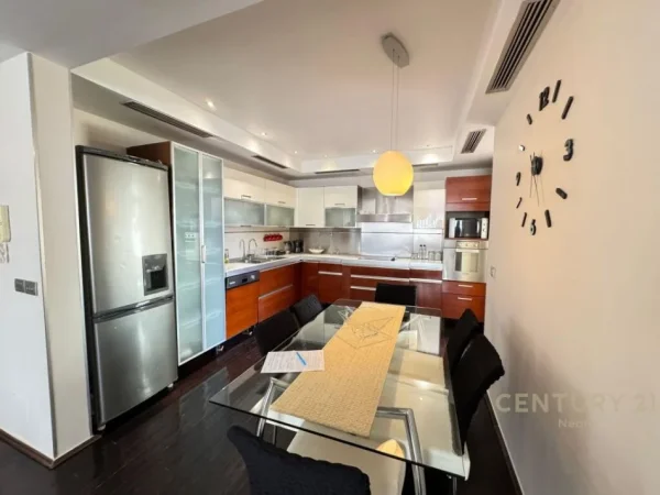 Jepet me Qira Apartament 2+1+2 me Post Parkimi tek Komuna e Parisit !