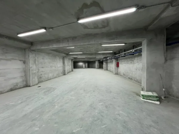Qera, Godine 4 Kate Rruga e Aeroportit