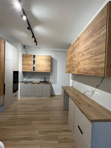 21 Dhjetori ofrojme per qira apartament 3+1