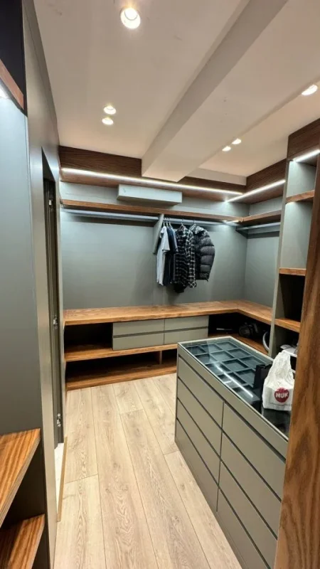 Jepet me Qera Super Apartament i arreduar me Projekt Arkitekt 3+1+2 +Oborr Privat te Kodra Diellit