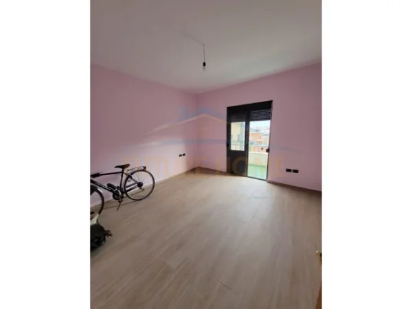 Shitet, Vile 2-Kateshe Dyshe, Yrshek, Tirane UNA28764