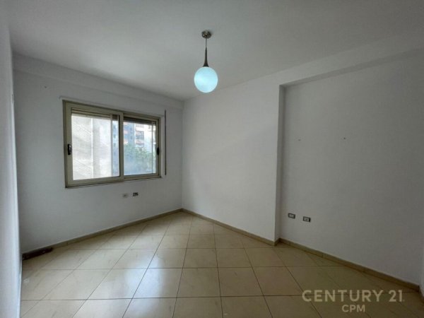 Shesim apartament 2+1+2 T ne Astir !
 Prane Jata Market Tirana, Albania